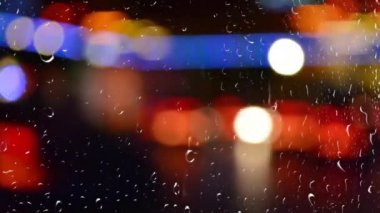 Yağmurda arabanın farları yanacak. Pencereden görüntüle.