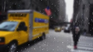 Yağmur sırasında New York 'ta arabalar. Pencereden görüntüle.