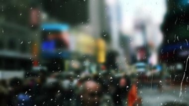 Yağmur sırasında New York 'taki Time Square' de. Pencereden görüntüle.