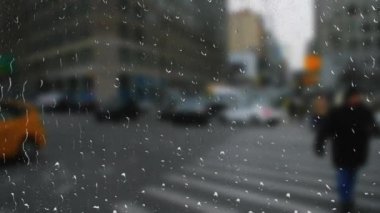 Yağmur sırasında New York 'ta arabalar. Pencereden görüntüle.