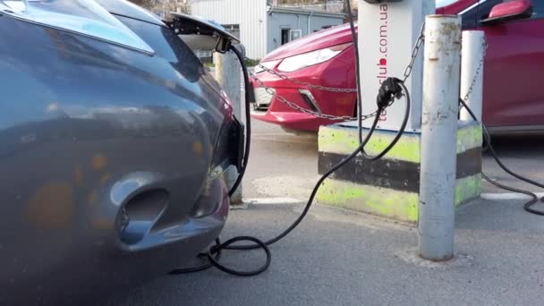 ショッピングセンターの駐車場で現代的な電気自動車の充電 — ストック動画