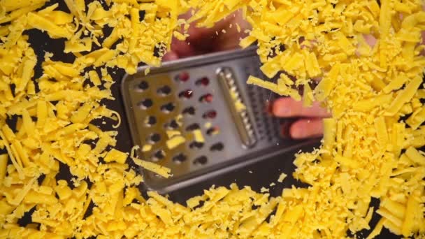 Tření Sýra Skleněné Misky Spodní Pohled Pohled Strouhaný Sýr — Stock video