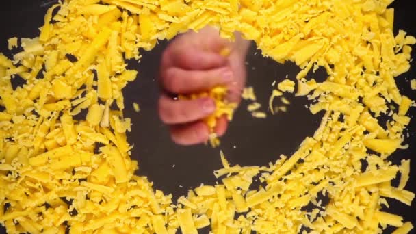 Cam Bir Yüzeye Rendelenmiş Peynir Düşmesi Alt Manzara Yavaş Çekim — Stok video