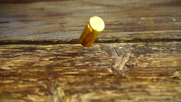 古いヴィンテージの木製の床に落ちる5Mmピストルからの弾丸のケーシング スローモーション Mm拳銃弾薬 — ストック動画