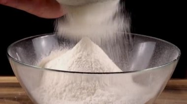 Mutfaktaki cam bir kaseye un dikiyorsun..