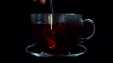 Cam bardakta Hibiscus çayı hazırlıyorum..