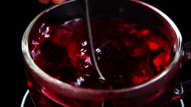 Cam bardakta Hibiscus çayı hazırlıyorum..