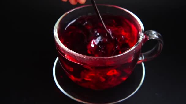 Bereiding Van Hibiscus Thee Een Glazen Kopje — Stockvideo