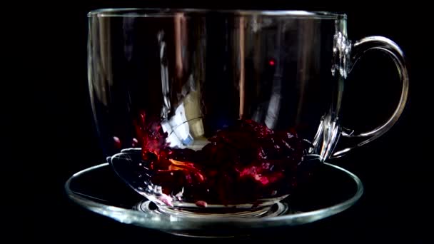 Préparation Thé Hibiscus Dans Une Tasse Verre — Video