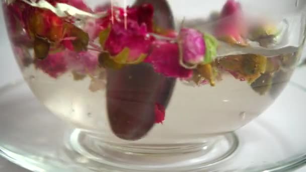 Blütentee Aus Den Blütenblättern Der Teerose — Stockvideo