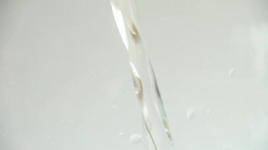 Bardağa köpüklü su dök..