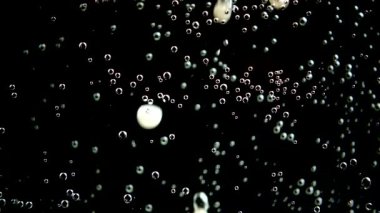 Köpüklü suyun hava kabarcıkları. Suya düşen inciler.