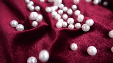 Beyaz inciler düşüyor. Yavaş çekim.