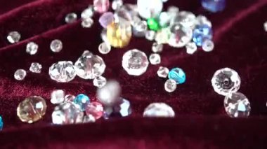 Kumaşın üzerine kristaller düşüyor. Yavaş çekim.