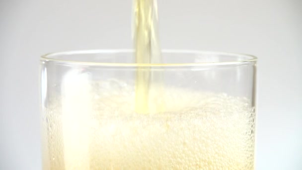 Verre Bière Avec Bulles Mousse Blanche Épaisse — Video