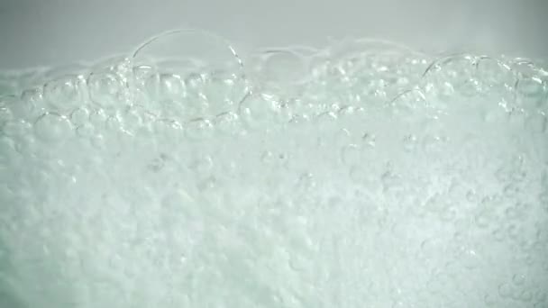 Gießen Sie Sprudelndes Wasser Ins Glas — Stockvideo