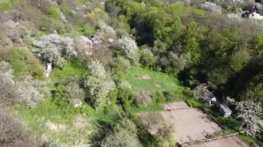 Kırsal bölgede uçan bir dron görüntüsü.