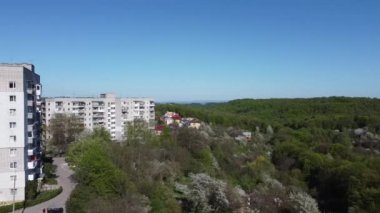 Kırsal bölgede uçan bir dron görüntüsü.