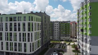 Modern konut binasının üzerinde uçan bir dron görüntüsü.