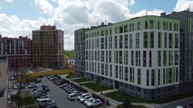 Modern konut binasının üzerinde uçan bir dron görüntüsü.