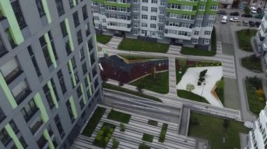 Modern konut binasının üzerinde uçan bir dron görüntüsü.