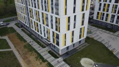 Modern konut binasının üzerinde uçan bir dron görüntüsü.