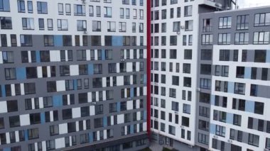 Modern konut binasının üzerinde uçan bir dron görüntüsü.