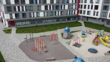 Modern konut binasının üzerinde uçan bir dron görüntüsü.