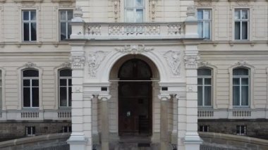 Eski sarayın üzerinde uçan bir dron görüntüsü.