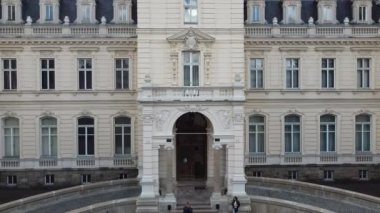 Eski sarayın üzerinde uçan bir dron görüntüsü.