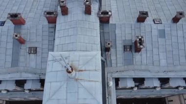 Eski sarayın üzerinde uçan bir dron görüntüsü.