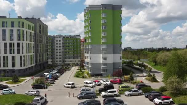 Vista Aérea Del Avión Tripulado Vuelo Sobre Moderno Edificio Residencial — Vídeos de Stock