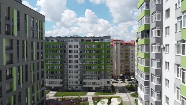 現代の住宅の上の飛行の空中ドローンビュー — ストック動画