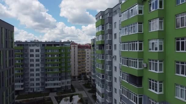 Drohnenaufnahme Eines Fluges Über Das Moderne Wohnhaus — Stockvideo