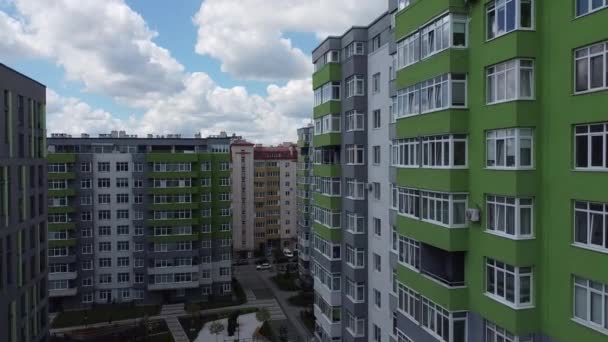 Vista Aérea Del Avión Tripulado Vuelo Sobre Moderno Edificio Residencial — Vídeos de Stock