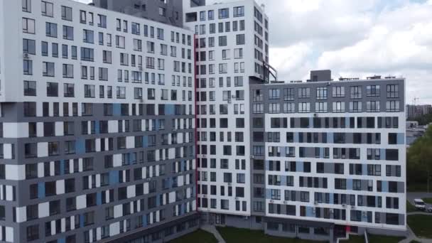 Vista Aérea Del Avión Tripulado Vuelo Sobre Moderno Edificio Residencial — Vídeos de Stock