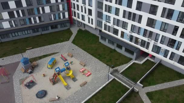 Vista Aérea Del Avión Tripulado Vuelo Sobre Moderno Edificio Residencial — Vídeos de Stock