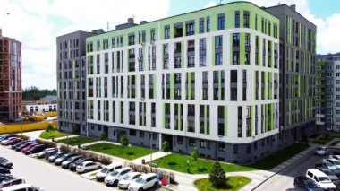 Modern konut binasının üzerinde uçan bir dron görüntüsü.