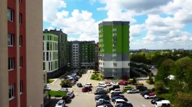 Modern konut binasının üzerinde uçan bir dron görüntüsü.