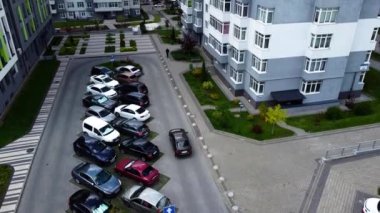 Modern konut binasının üzerinde uçan bir dron görüntüsü.