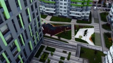 Modern konut binasının üzerinde uçan bir dron görüntüsü.
