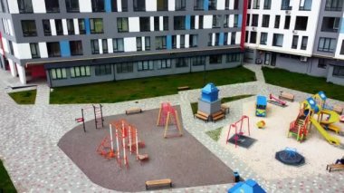 Modern konut binasının üzerinde uçan bir dron görüntüsü.