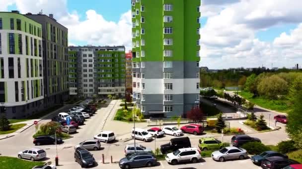 Vista Aérea Del Avión Tripulado Vuelo Sobre Moderno Edificio Residencial — Vídeos de Stock