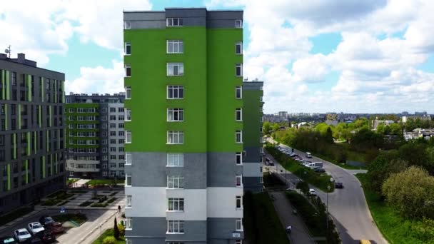 Vista Aérea Del Avión Tripulado Vuelo Sobre Moderno Edificio Residencial — Vídeo de stock