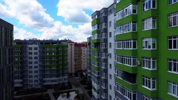 Vista Aérea Del Avión Tripulado Vuelo Sobre Moderno Edificio Residencial — Vídeos de Stock