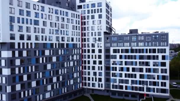 Drohnenaufnahme Eines Fluges Über Das Moderne Wohnhaus — Stockvideo