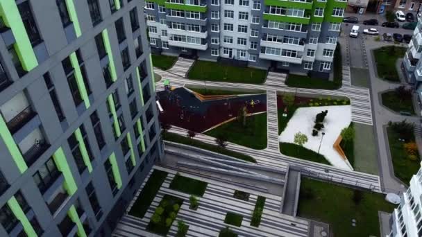 Drohnenaufnahme Eines Fluges Über Das Moderne Wohnhaus — Stockvideo