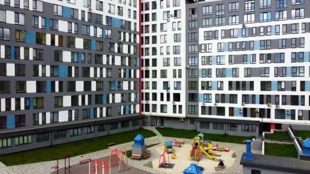 Vista Aérea Del Avión Tripulado Vuelo Sobre Moderno Edificio Residencial — Vídeos de Stock