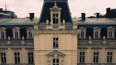 Eski sarayın üzerinde uçan bir dron görüntüsü.