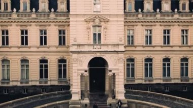 Eski sarayın üzerinde uçan bir dron görüntüsü.